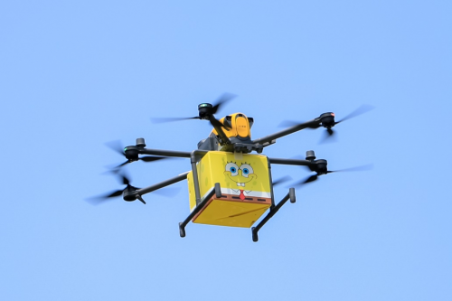 ▲美团无人机正在配送商品（资料图）