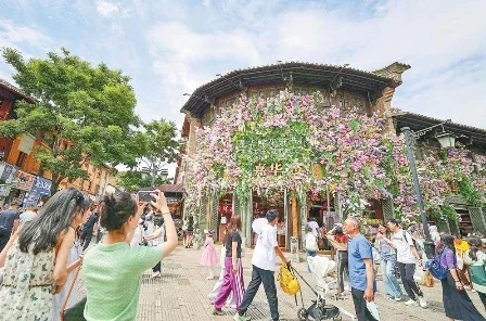 市民和游客漫步昆明老街，感受春城历史韵味与现代活力。 记者 胡妤雅 摄