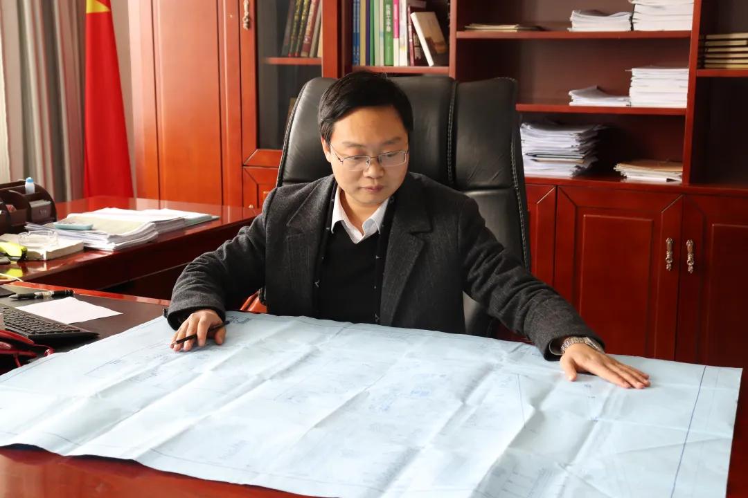 陈兵在潜心绘制图纸。