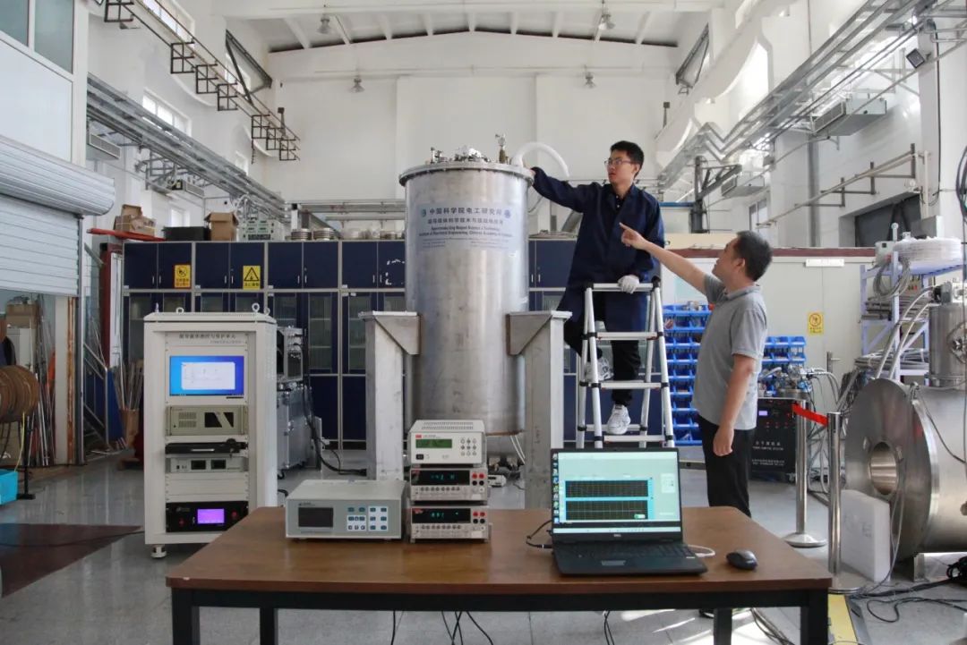 ▲ 大口径高场超导磁体测试现场