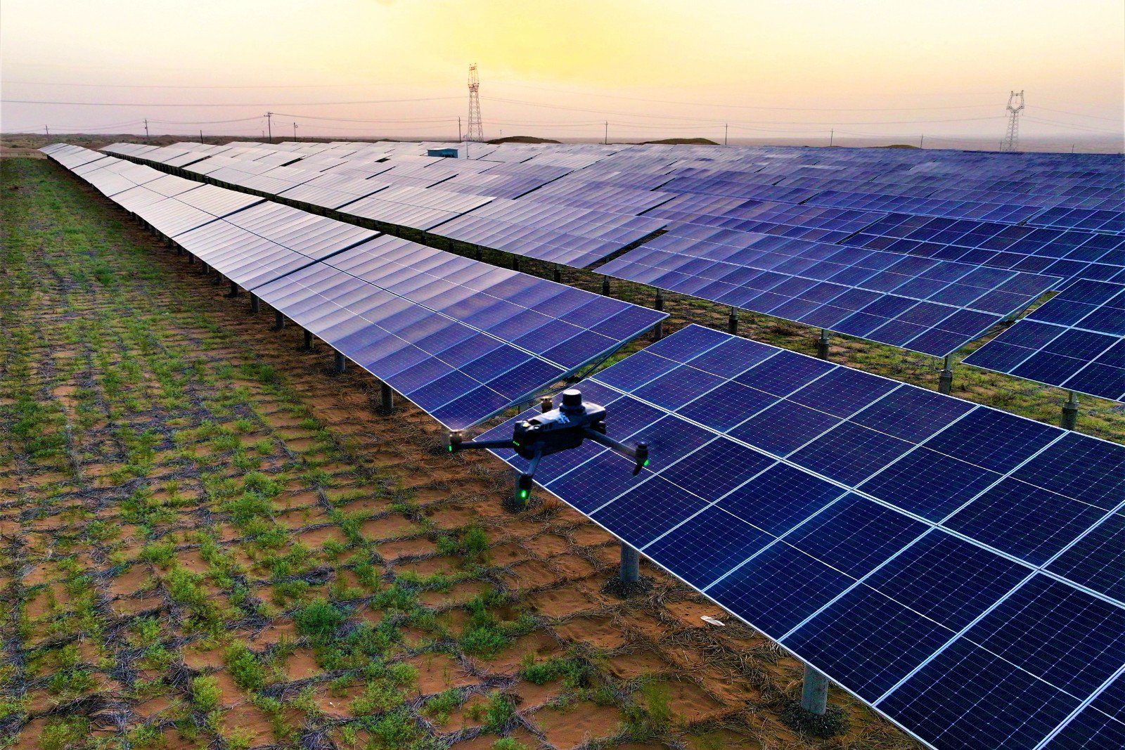 图为无人机自主巡视光伏区