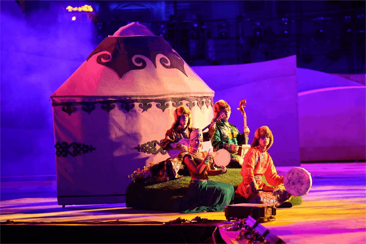 独具特色的民族歌舞生动展现了新疆各族群众的文化风貌和美好生活  （央广网记者姜茸制图）