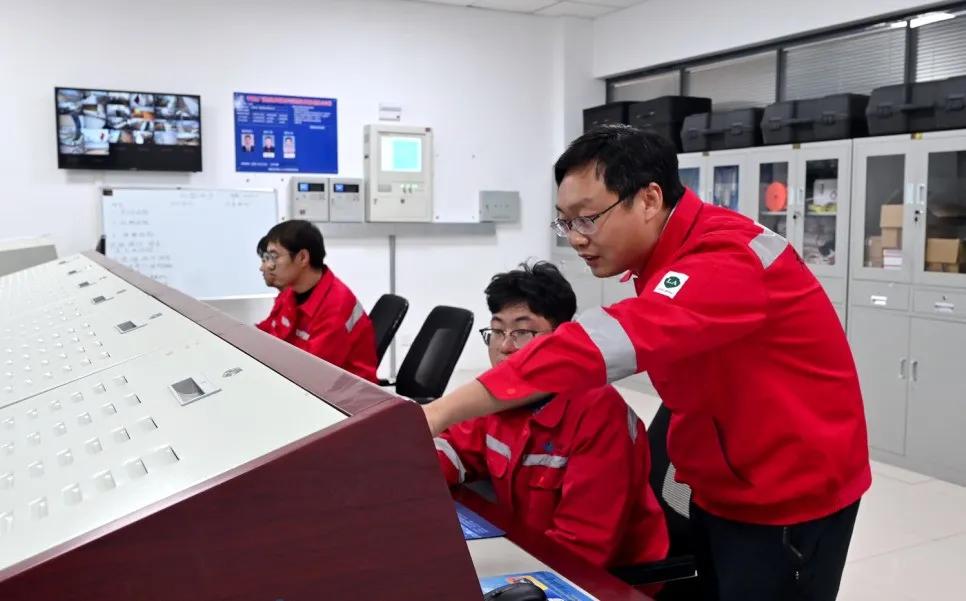 陈兵正在指导技术工作。