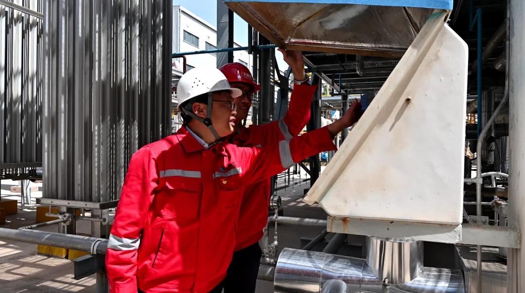 陈兵查看设备运行情况。