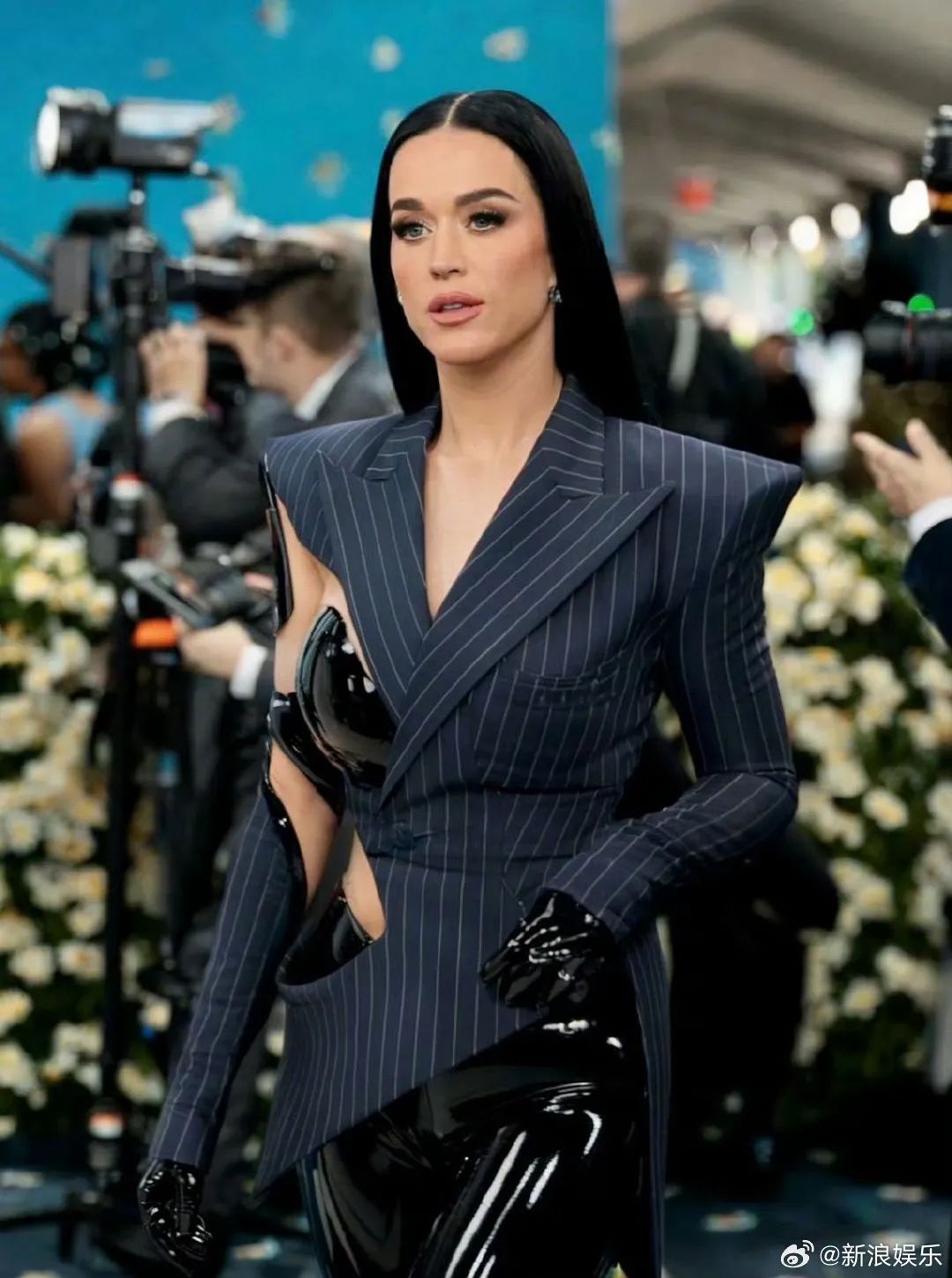 水果姐回应AI形象走metgala红毯：正在巡演，今年和妈妈在一起确保她不会受到机器人的伤害