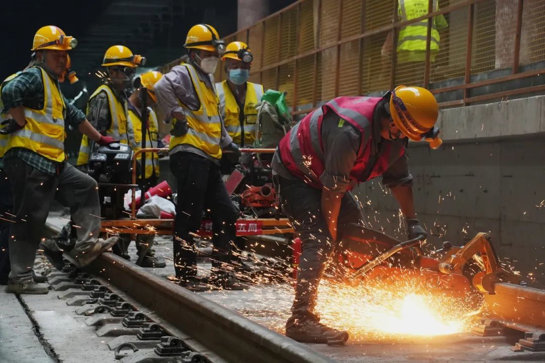 焊轨作业引入国内先进的移动式闪光焊机组。受访者供图