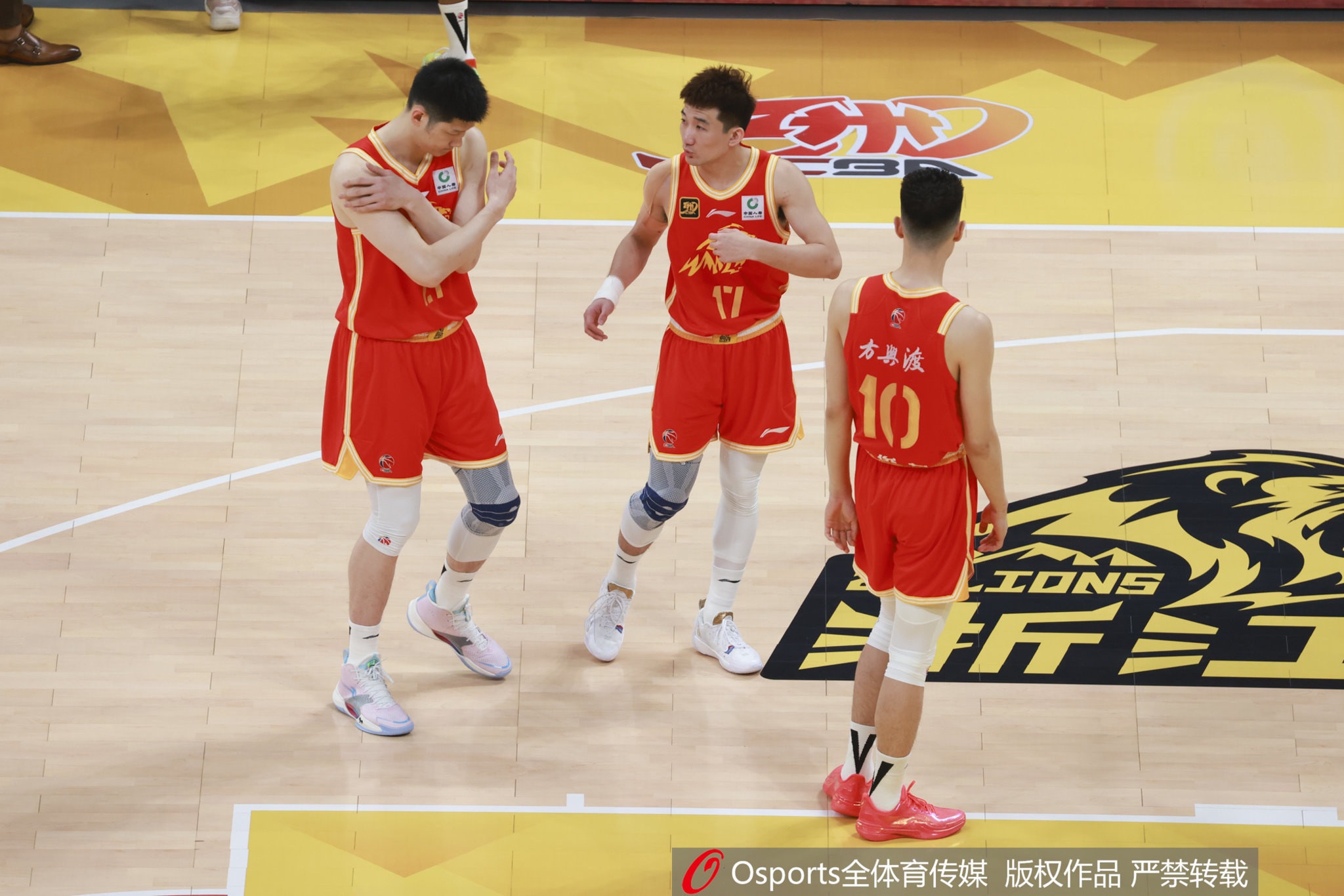 媒体人:这个系列赛会打很多场 很不希望伤病影响这个系列赛
