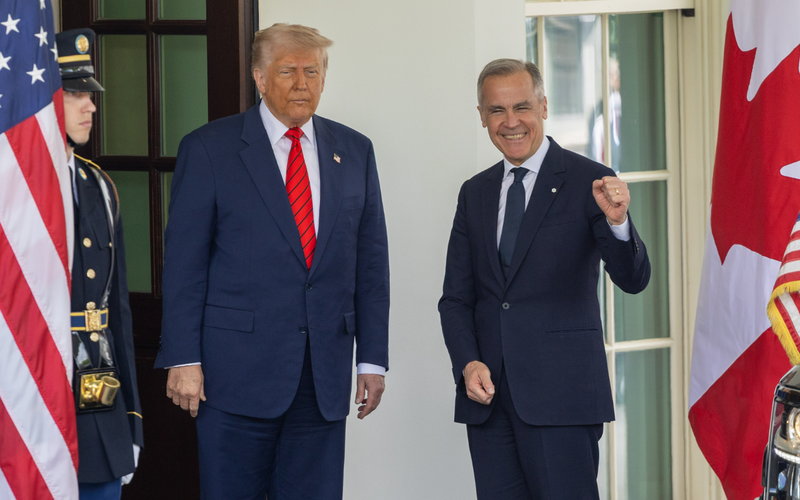 ▲5月6日，美国总统特朗普（中）在华盛顿白宫迎接到访的加拿大总理卡尼。图/新华社