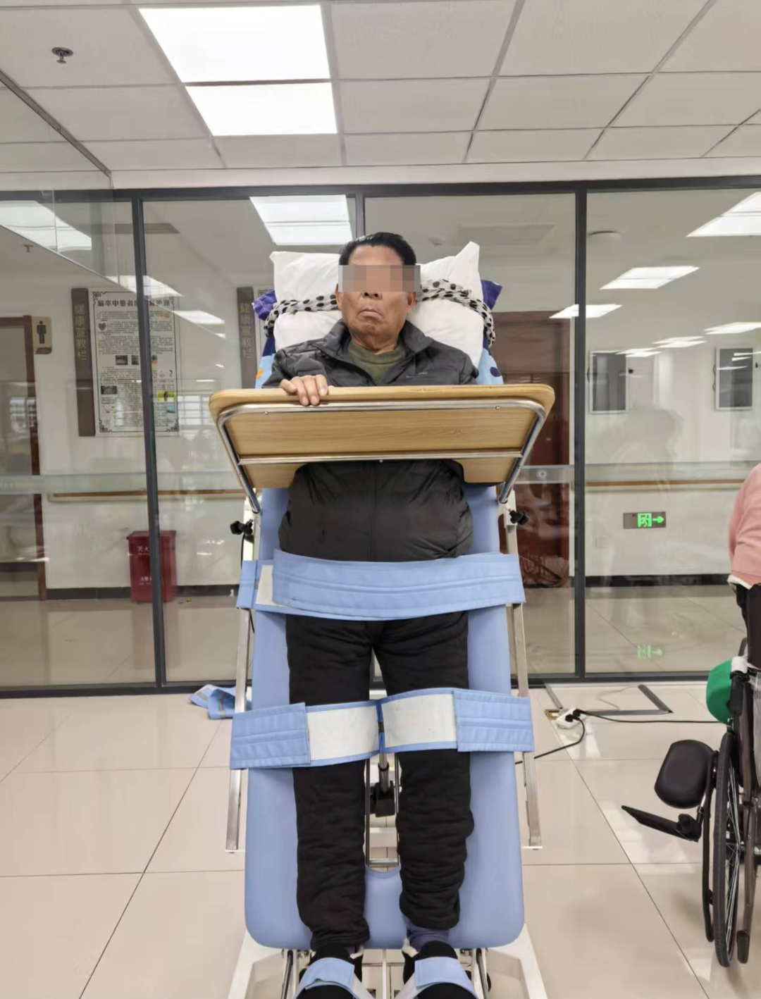 ▲韦全进行康复训练 受访者供图