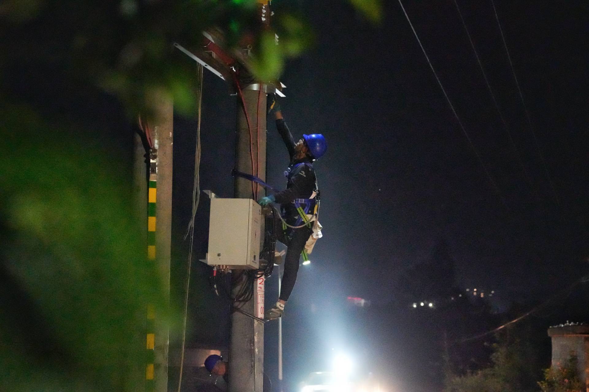 南方电网贵州都匀独山供电局工作人员对受损线路进行抢修.吴吉摄