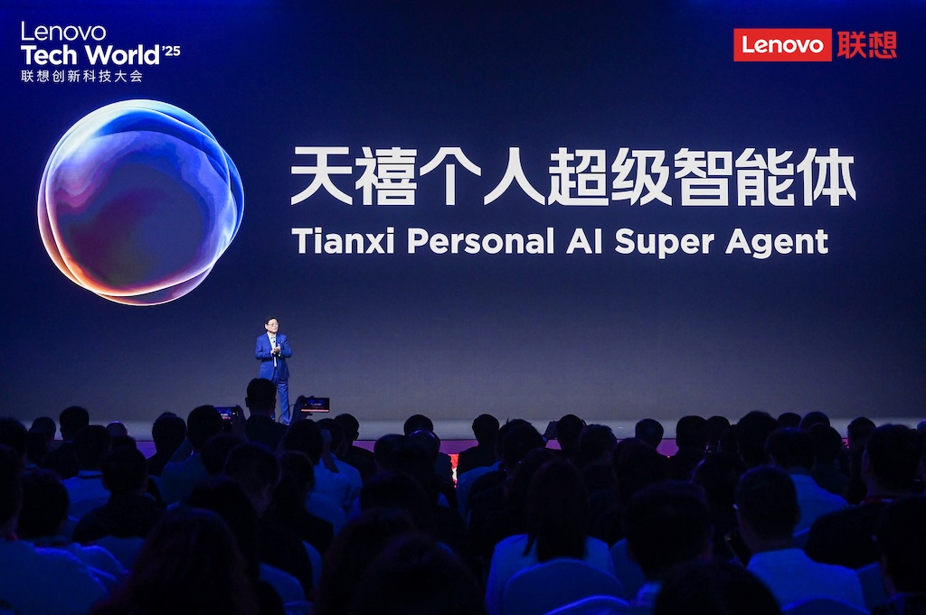 联想公司董事长、CEO 杨元庆曝光天禧个人超级智能体产品｜图片来源：联想