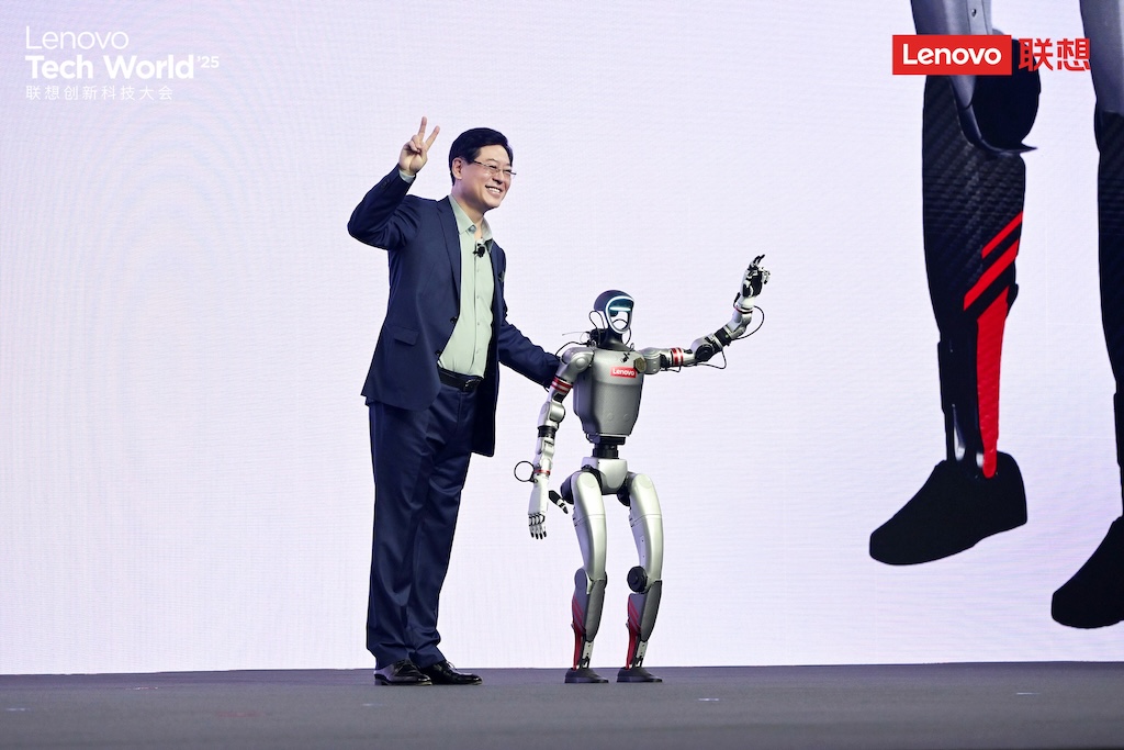 杨元庆和机器员工「乐享壹号」｜图片来源：联想
