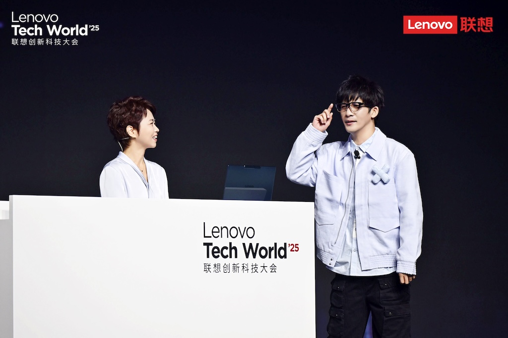 艺人大张伟（右）用智能眼镜估算在场观众的数量｜图片来源：联想