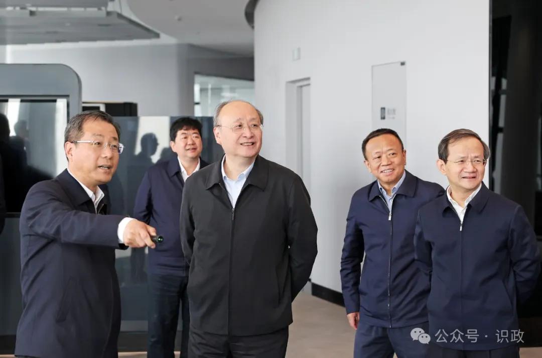 li和Yin Yong访问了金融业务区进行调查，要求“金