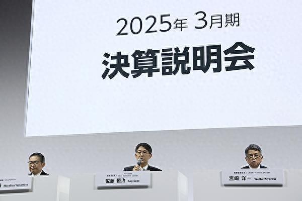 当地时间5月8日，丰田汽车首席执行官佐藤恒治在记者会上发言。图源：视觉中国
