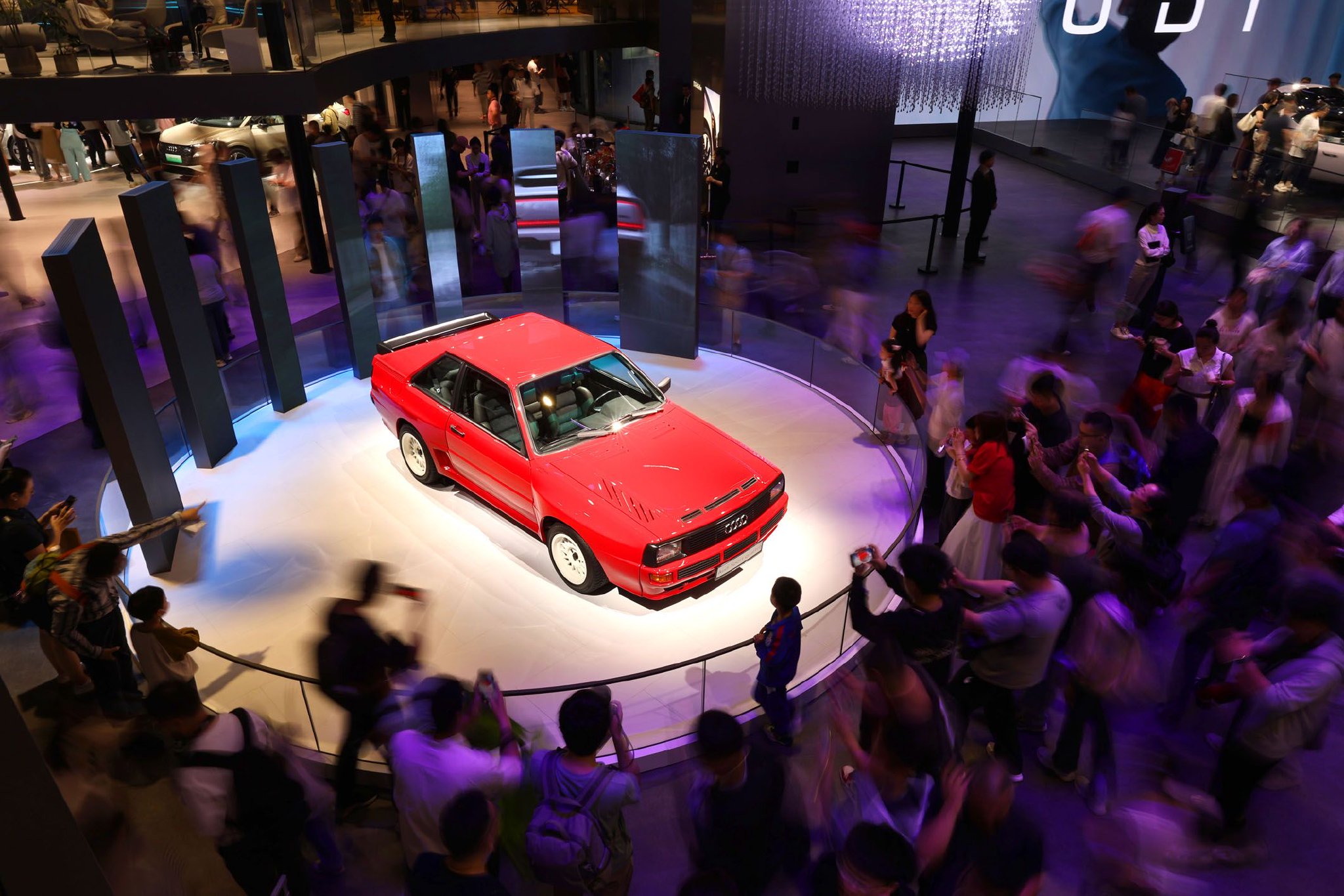 图为参观者在第二十一届上海国际汽车工业展览会（2025上海车展）观看奥迪汽车展台。新华社记者　方喆　摄