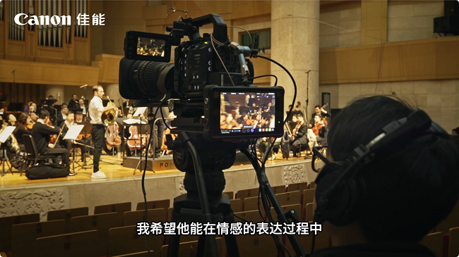 交响乐团音乐厅演奏现场