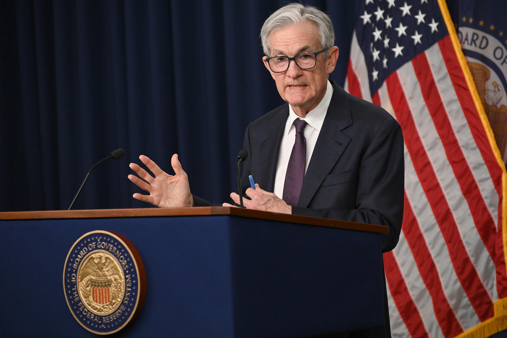 ▲美联储主席鲍威尔7日出席记者会 图据视觉中国/中新社记者 陈孟统 摄