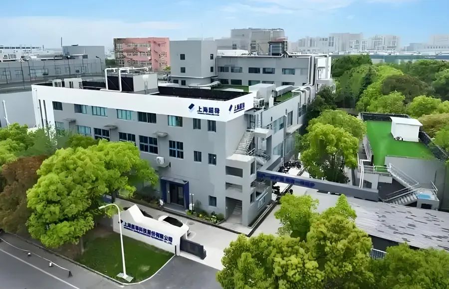 上海超导临阵换到的92亩新地块，与康桥现有工厂仅一条马路之隔。