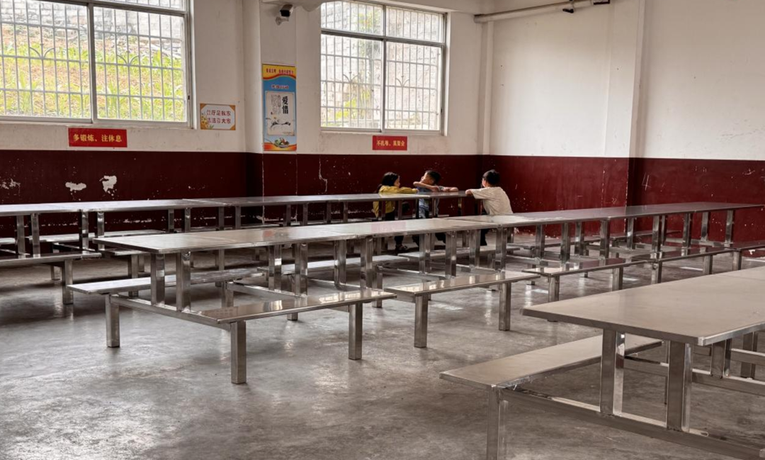 那干小学食堂换上了新的餐桌