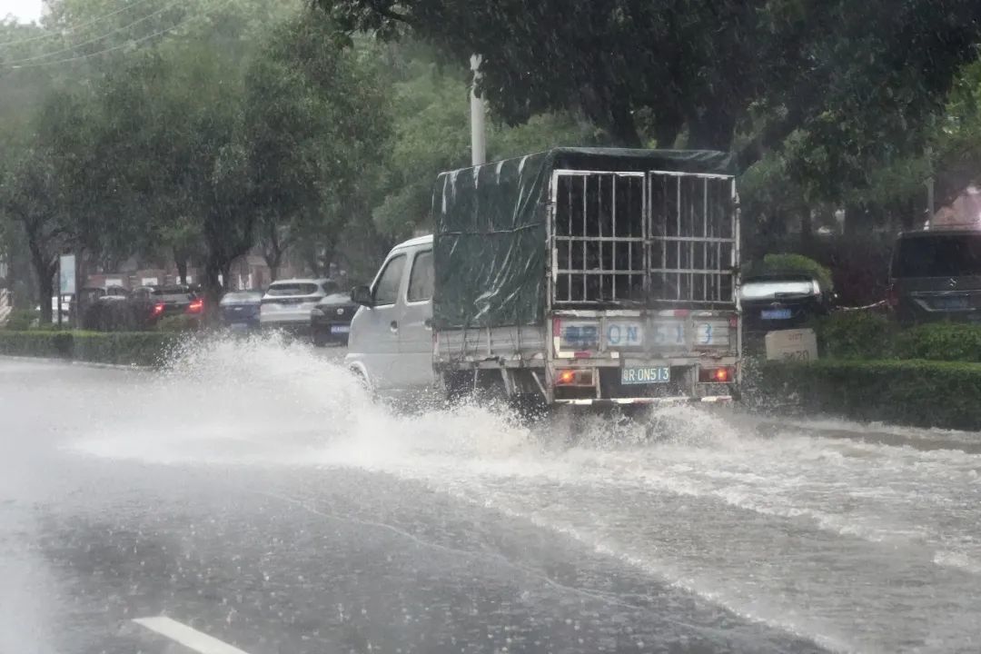 △5月9日,广东清远,雷暴雨袭击清城区早高峰,广清大道部分道路积水。来源:视觉中国