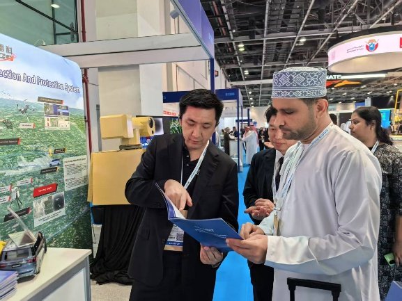 公司董事长刘峰与国外客户交流产品