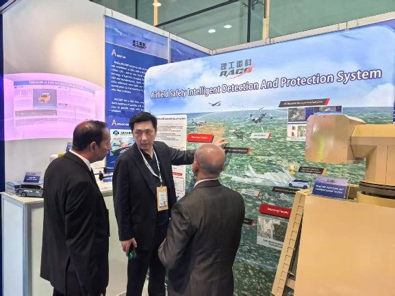 公司董事长刘峰与国外客户交流产品