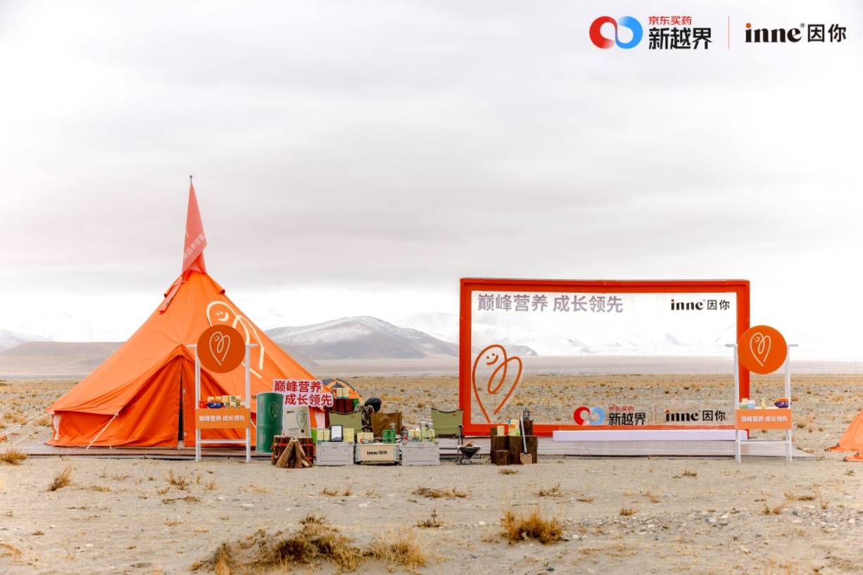 连绵起伏的雪峰构成了天然震撼的背景