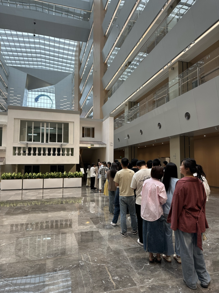 阿里巴巴“创业公寓”湖畔小屋前排起长队 图片来源:橙柿互动