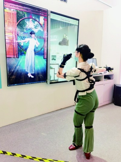     工作人员用动作捕捉系统为博物馆数智人设计动作。本报记者李韵摄/光明图片