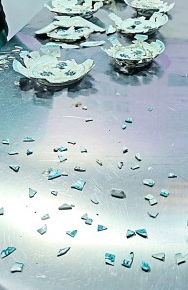     景德镇御窑博物馆古陶瓷基因库中，在AI加持下，指甲盖大小的陶瓷碎片也能拼接成型。本报记者李韵摄/光明图片