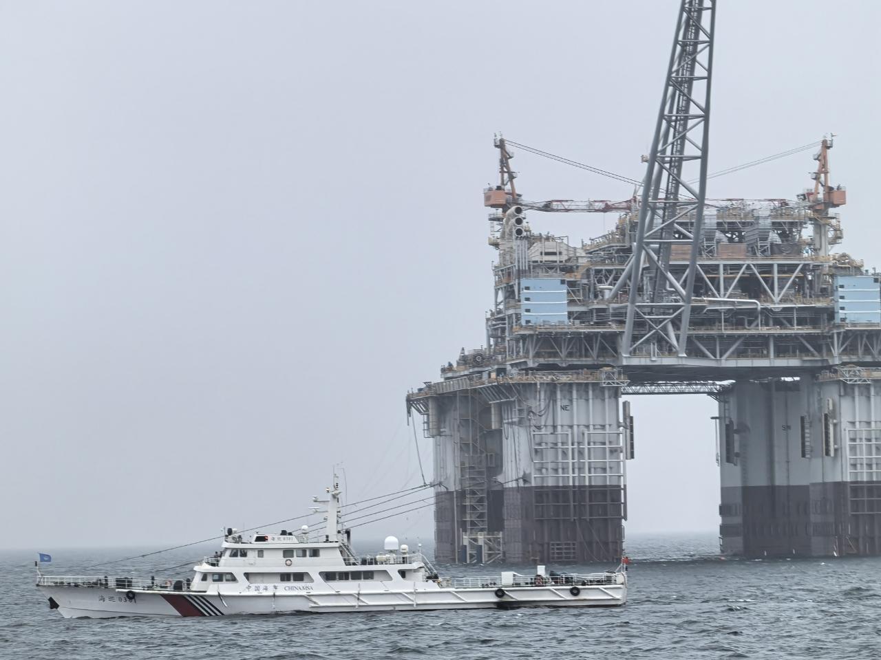 ▲ 图源大连海事局：海巡 0301 轮护航作业现场