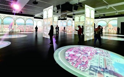     国家博物馆举办的“心影传神—乌菲齐美术馆藏大师自画像展”依托AI技术布置的沉浸式展厅。本报记者李韵摄/光明图片