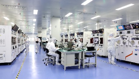 4月28日拍摄的河北圣昊光电科技有限公司生产车间。圣昊光电供图