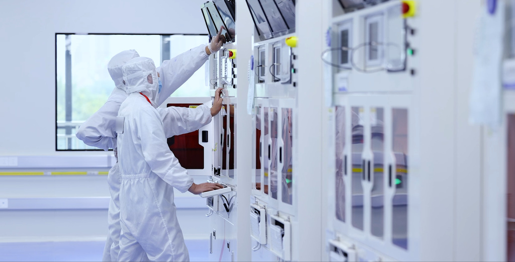 4月28日，河北圣昊光电科技有限公司生产车间内，工作人员在芯片检测车间内调整设备参数。圣昊光电供图