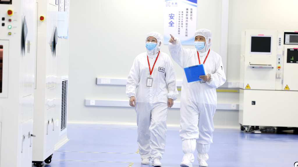 4月28日，河北圣昊光电科技有限公司生产车间内，工作人员在检查设备运行情况。圣昊光电供图