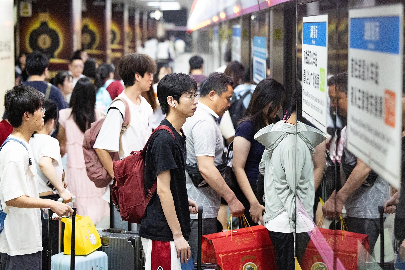 ▲资料图：湖北武汉，乘客在地铁2号线汉口火车站排队上车 图据视觉中国