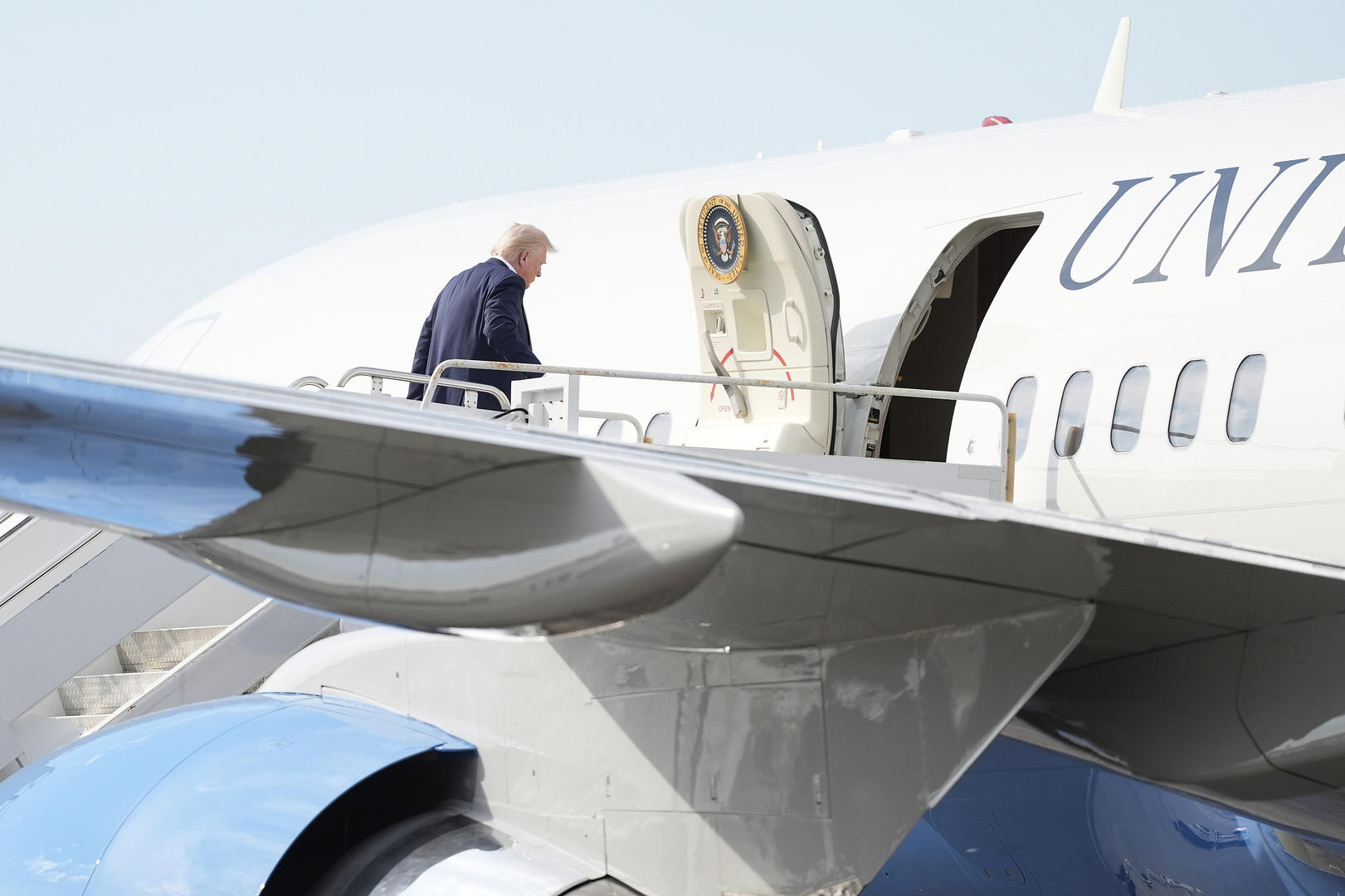 ▲当地时间5月4日，美国佛罗里达州西棕榈滩，特朗普结束周末登上“空军一号”。图源/视觉中国