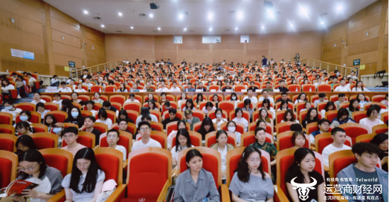 聆听文学大师的声音，并感受到文学的美丽。中