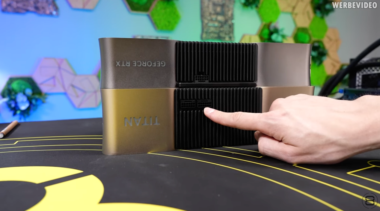 ▲ 厚度、供电接口展示