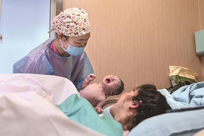 未婚未育的她, 5年接生了400 新生命