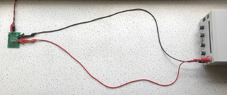 图1.在电源板和负载之间随意摆放的连接线。