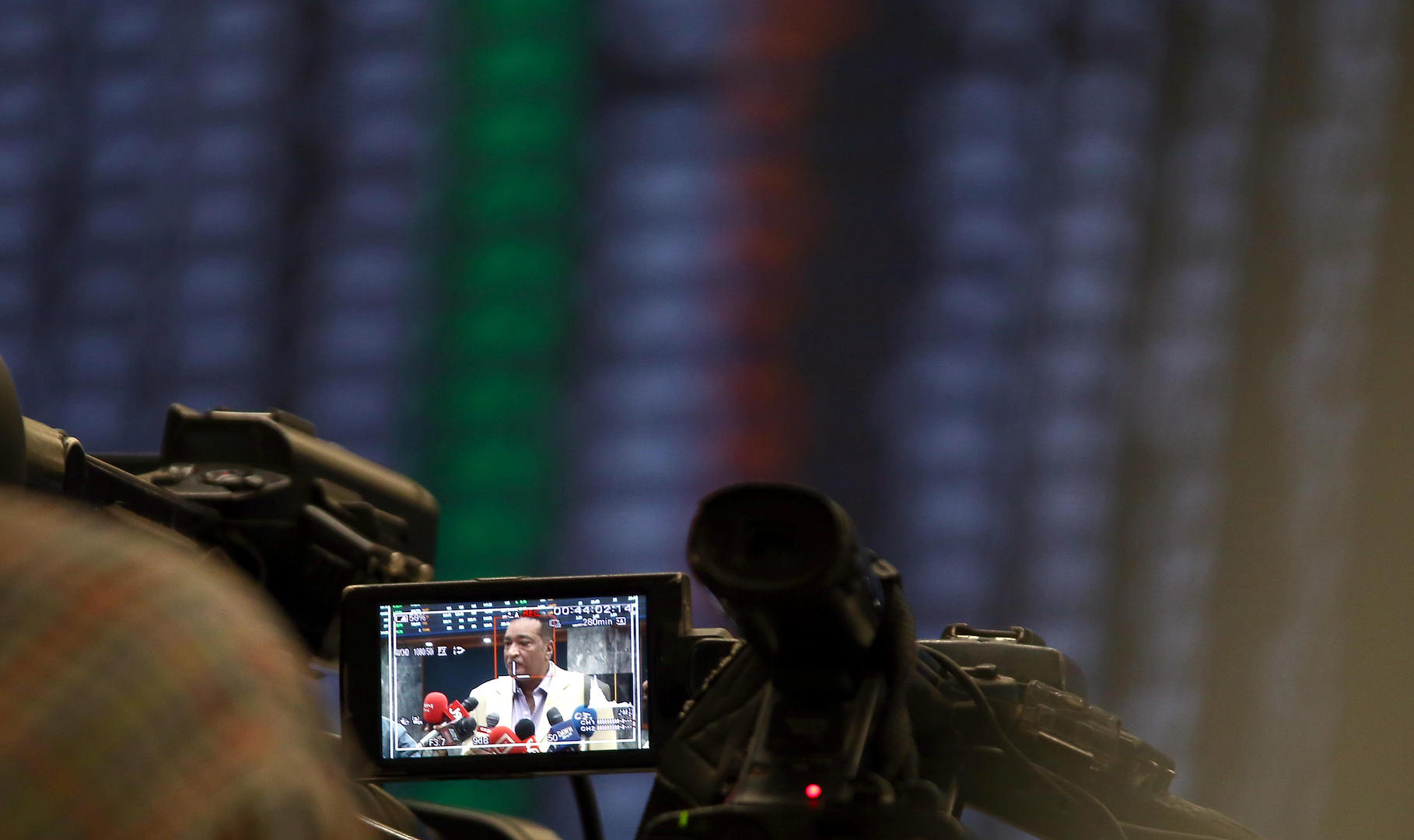 ▲当地时间5月12日，巴基斯坦卡拉奇，记者在巴基斯坦证券交易所（PSX）工作 图据视觉中国