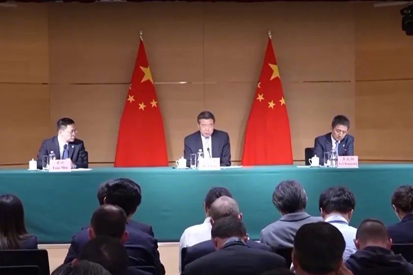 中好意思经贸中方牵头东说念主、国务院副总理何立峰出席中方代表团举行的新闻发布会。图源:央视新闻