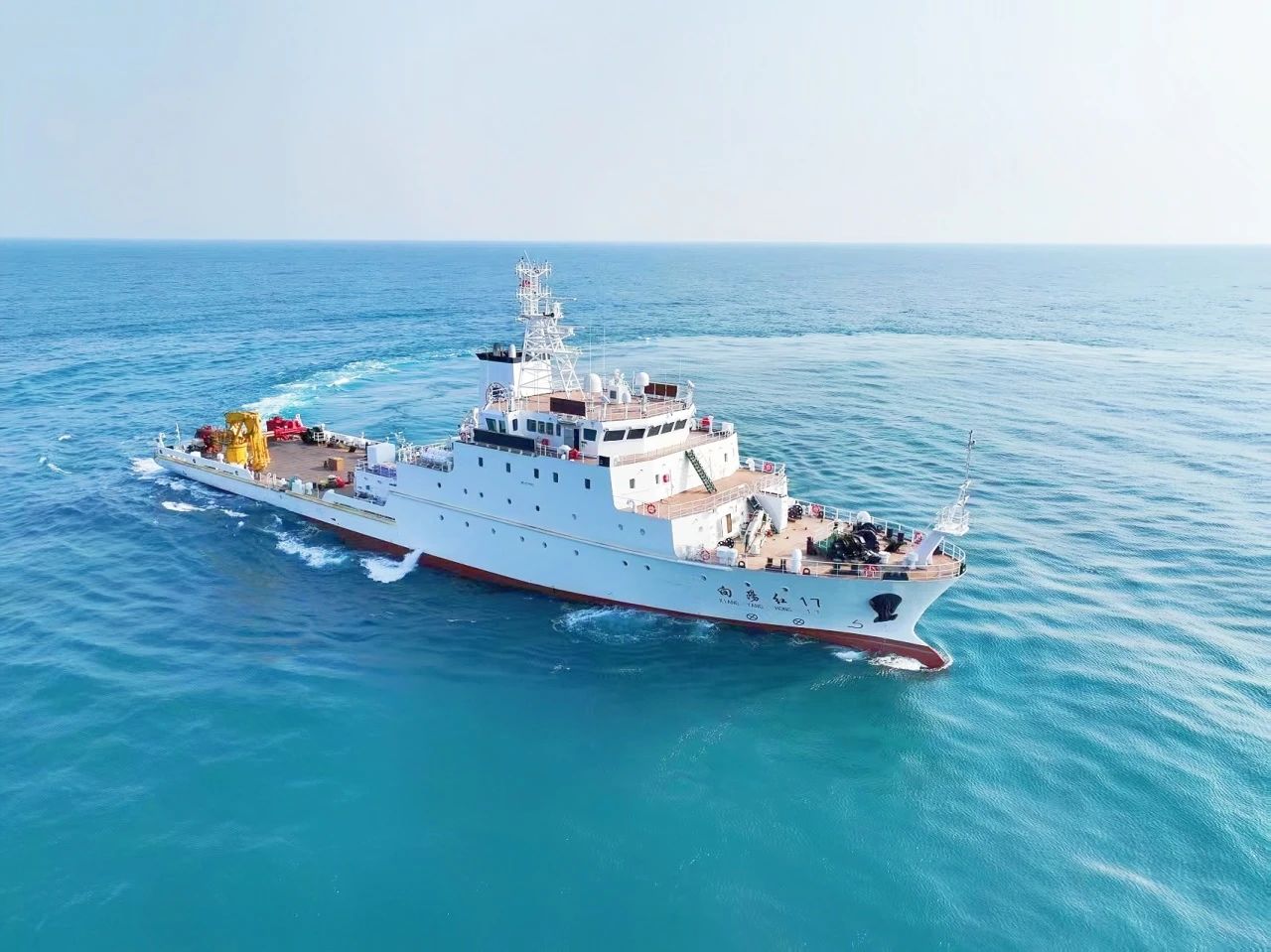 中国船舶3000吨级浮标作业船"向阳红17"号交付