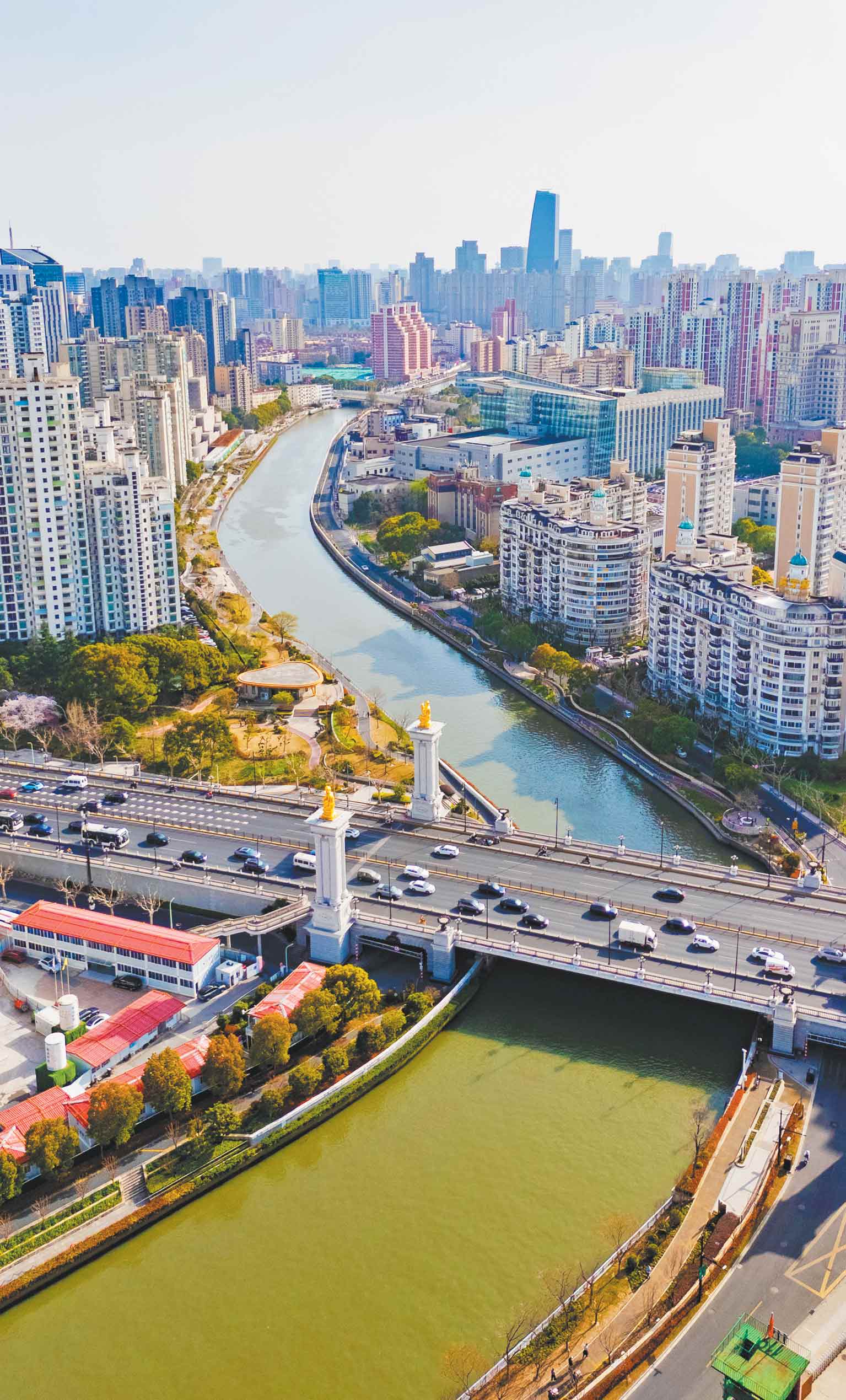 3月24日拍摄的上海市普陀区武宁路桥及苏州河两岸风貌