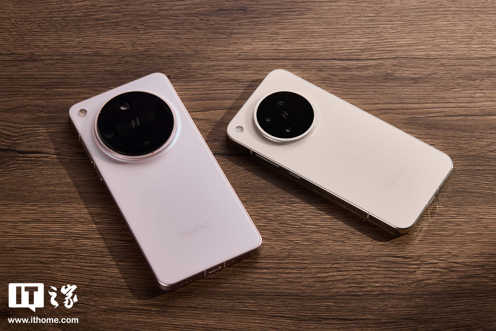 OPPO Find X8 Ultra（左）、Find X8s（右）