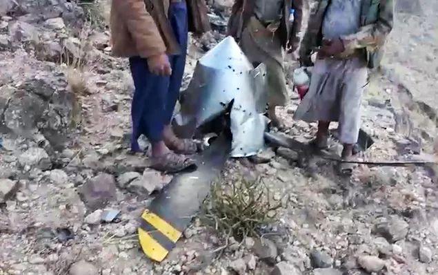 这张胡塞武装媒体中心提供的视频截图显示,4月19日,在也门萨那省,人们查看被击落的美军MQ-9无人机残骸。新华社发