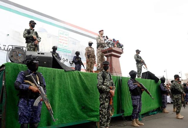 5月2日,也门胡塞武装发言人叶海亚·萨雷亚(上右二)在首都萨那发表讲话。新华社发(穆罕默德·穆罕默德摄)