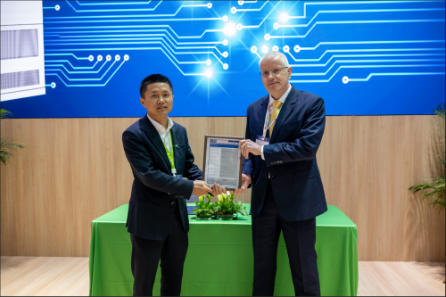 图为颁证仪式现场